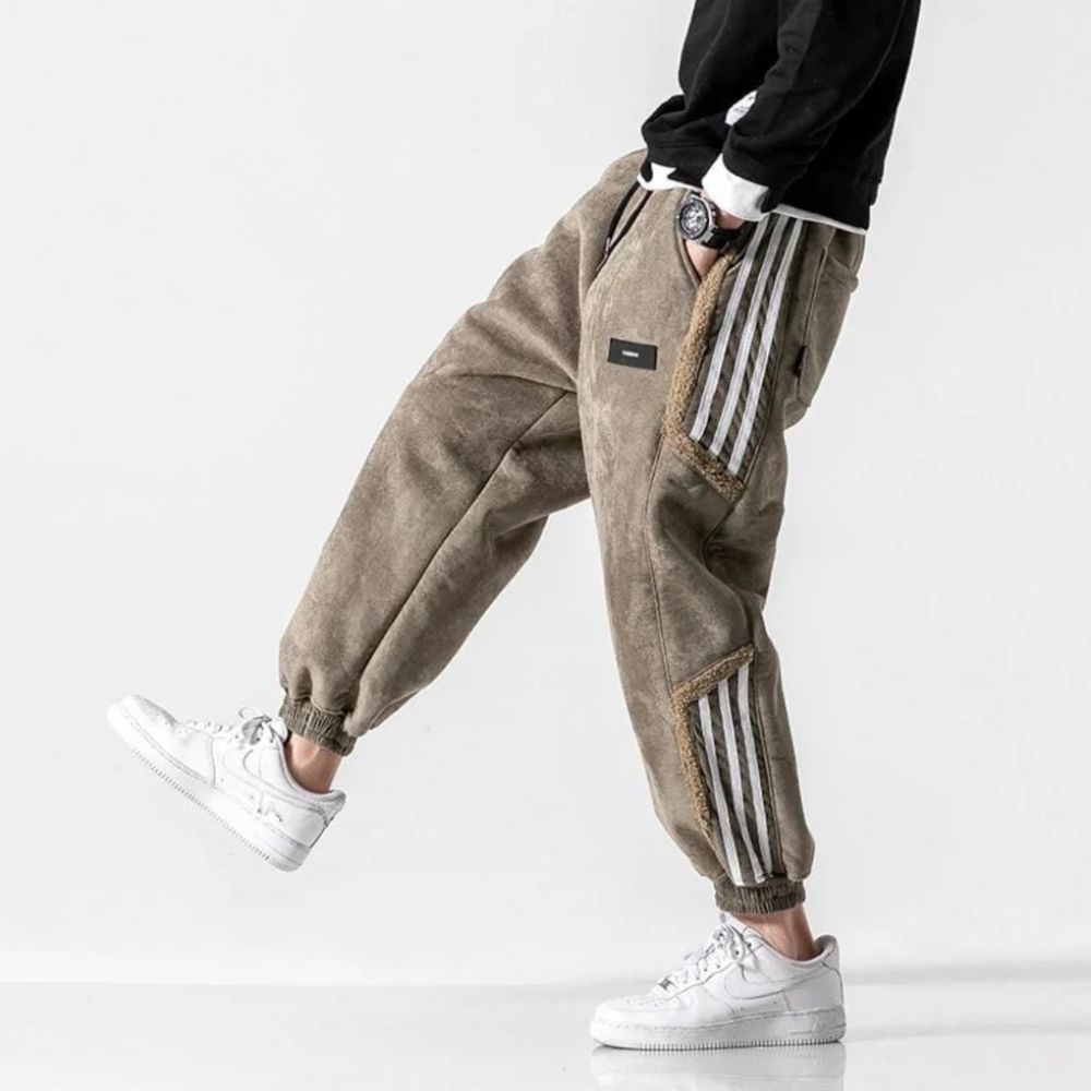 comfortabele losse herenbroek met sportieve strepen, elastische boorden en een relaxte pasvorm, perfect voor casual en sportieve looks.
