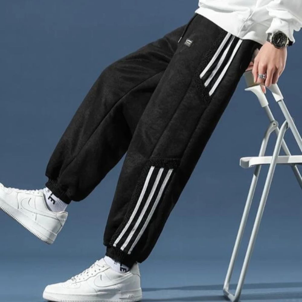 comfortabele losse herenbroek met sportieve strepen, elastische boorden en een relaxte pasvorm, perfect voor casual en sportieve looks.