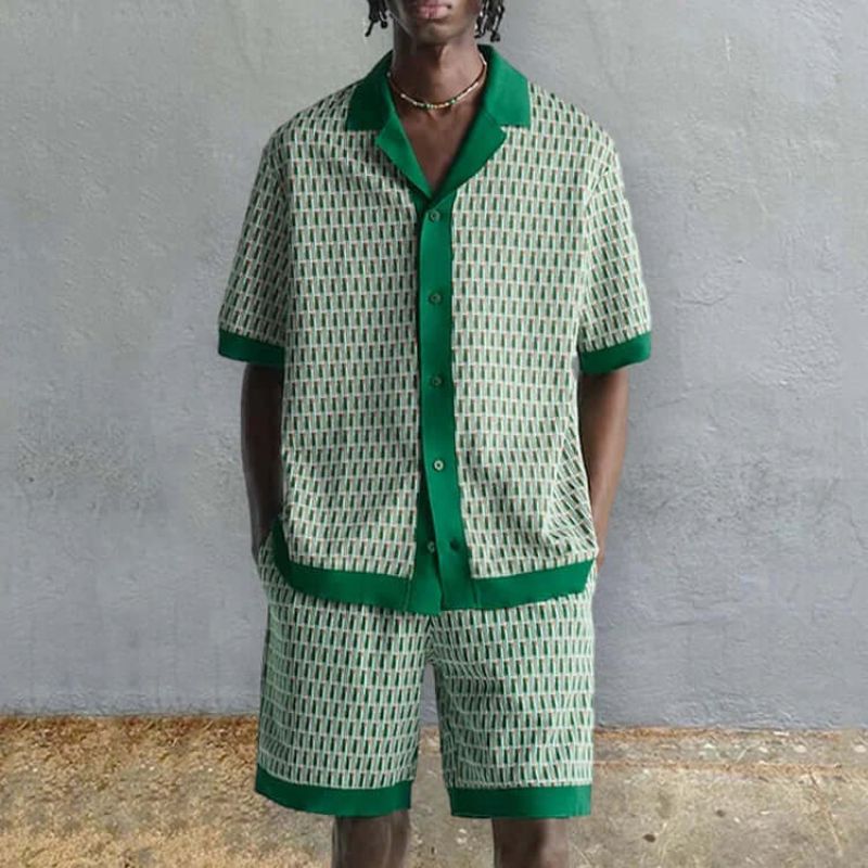 Modieuze heren zomerset met een trendy shirt en korte broek, ideaal voor warme dagen en stijlvolle gelegenheden.