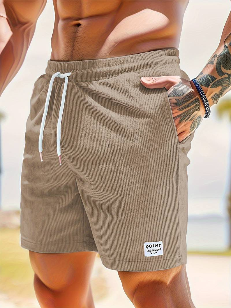 Hippe actieve strandshort voor heren in lichtgrijs met elastische tailleband en modern geribbeld design.