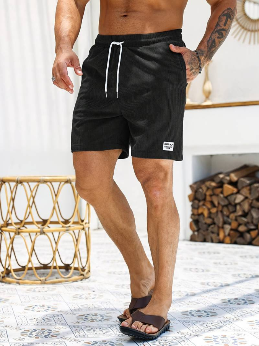 Hippe actieve strandshort voor heren in lichtgrijs met elastische tailleband en modern geribbeld design.