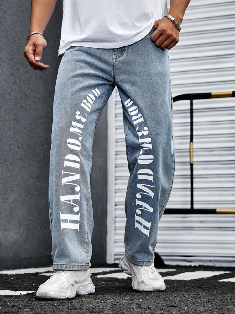 Stijlvolle denim zomerjeans voor heren met opvallende opdruk en comfortabele pasvorm.