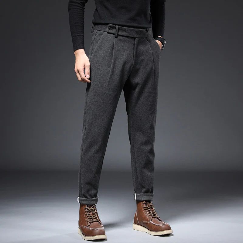 Stijlvolle getailleerde herenbroek met plooien en opgerolde pijpen voor een tijdloze look.