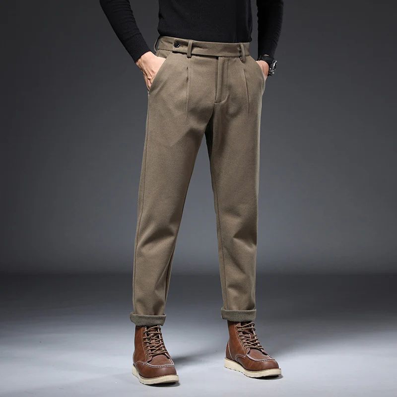 Stijlvolle getailleerde herenbroek met plooien en opgerolde pijpen voor een tijdloze look.