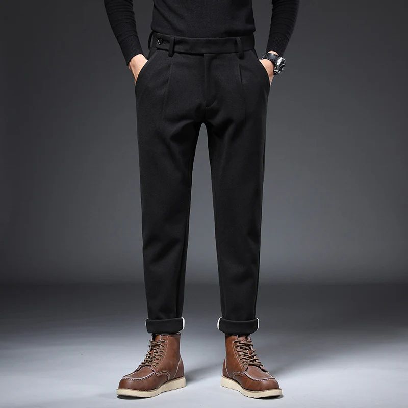 Stijlvolle getailleerde herenbroek met plooien en opgerolde pijpen voor een tijdloze look.