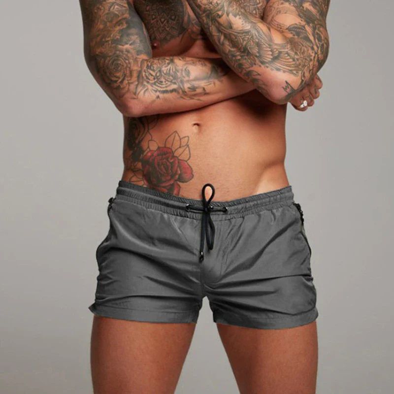 Minimalistische, sneldrogende zwemshorts voor heren, perfect voor zomerse strand- en wateractiviteiten.