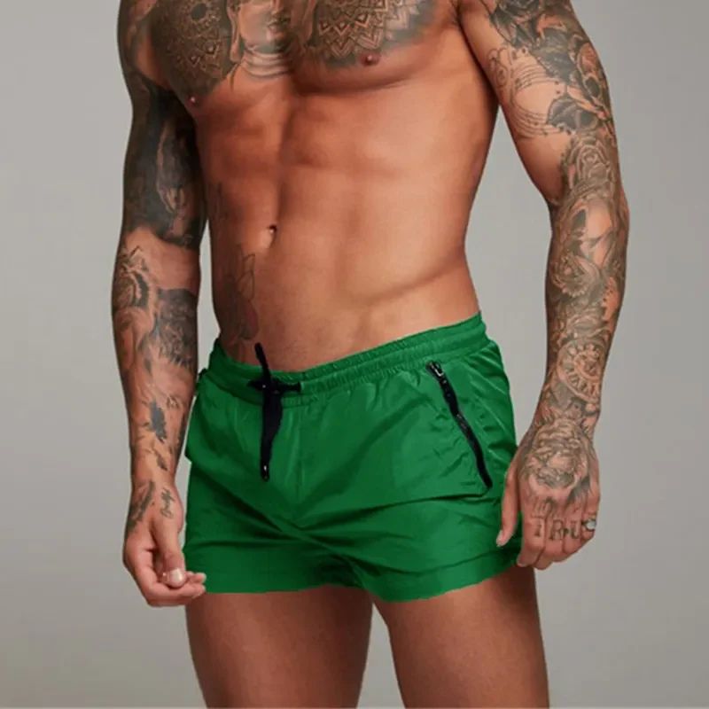 Minimalistische, sneldrogende zwemshorts voor heren, perfect voor zomerse strand- en wateractiviteiten.