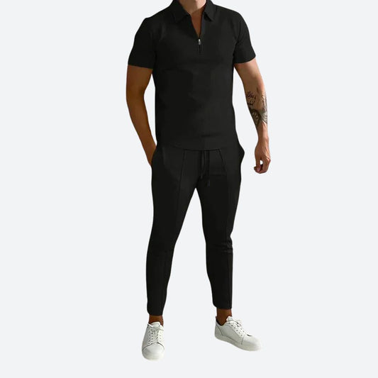 Tweedelige set met polo met korte mouwen en kraag en rechte broek met elastische tailleband en zijzakken