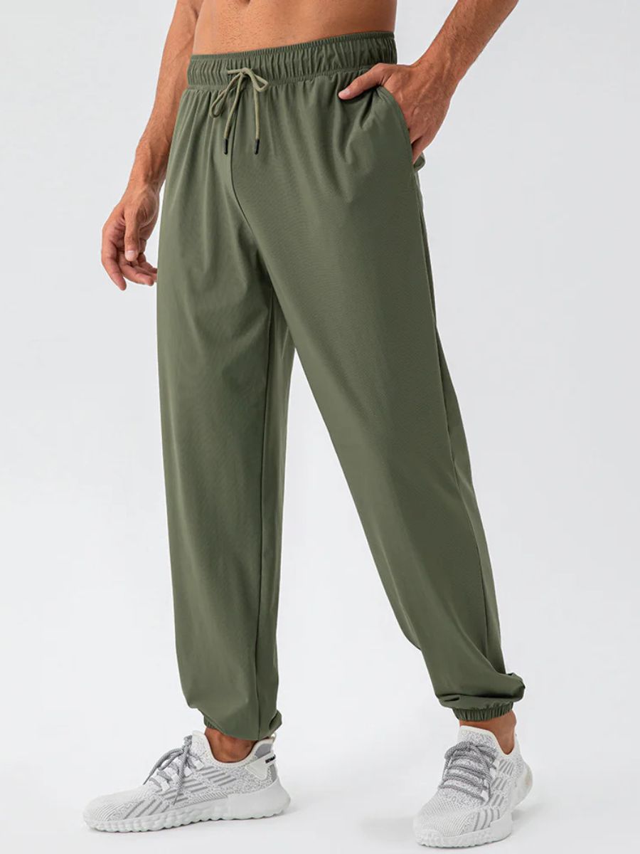 Ademend en lichtgewicht fitness zomerbroek voor heren met comfortabele pasvorm.