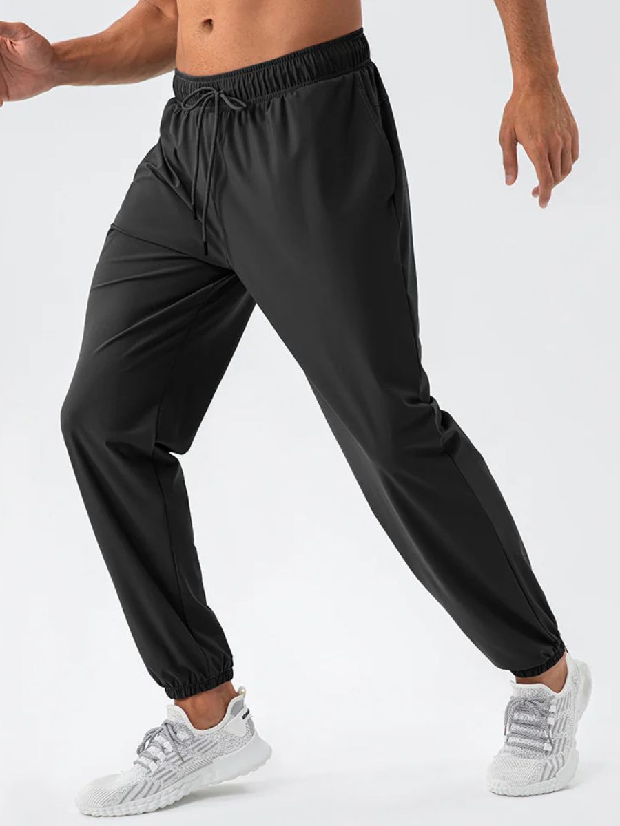 Ademend en lichtgewicht fitness zomerbroek voor heren met comfortabele pasvorm.