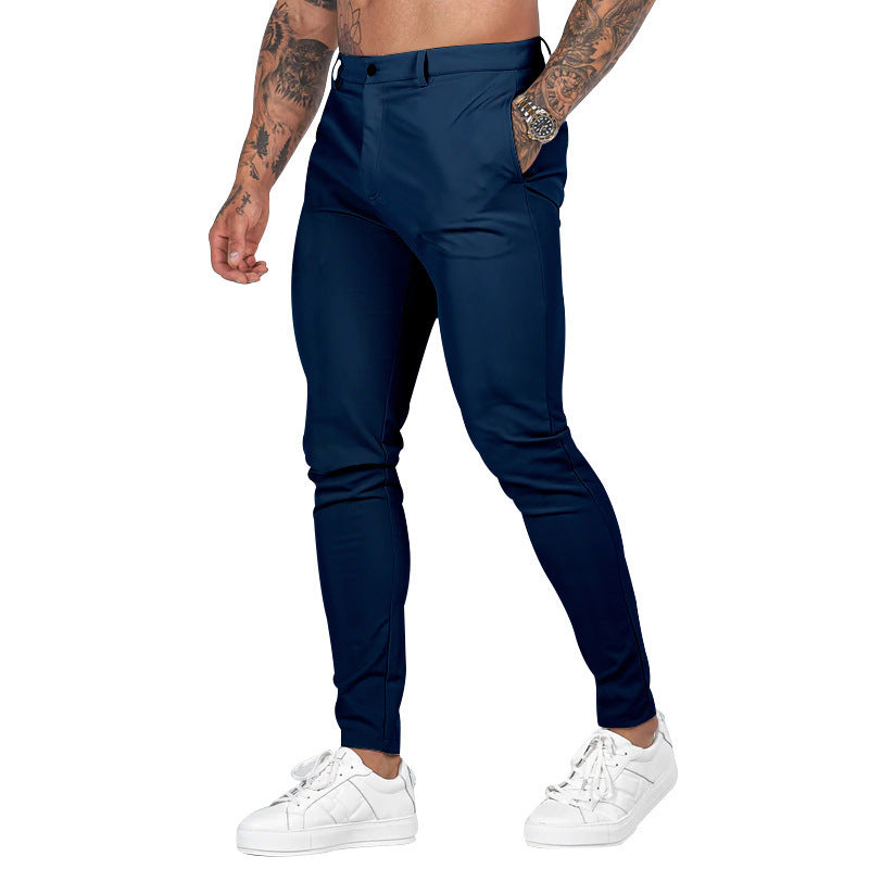 Casual herenbroek in een slanke pasvorm, perfect voor een moderne en stijlvolle uitstraling bij dagelijkse en informele gelegenheden.