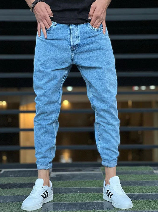 Casual spijkerbroek voor de zomer met een lichte denimstof en een tapered fit.
