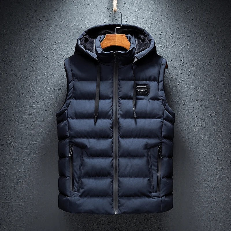 Casual warm herenvest met capuchon in donkerblauw, ideaal voor koude dagen en een stijlvolle look.