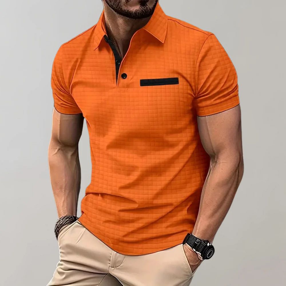 Moderne oranje herenpolo met stijlvolle kraag en borstzakje, gedragen door een man.