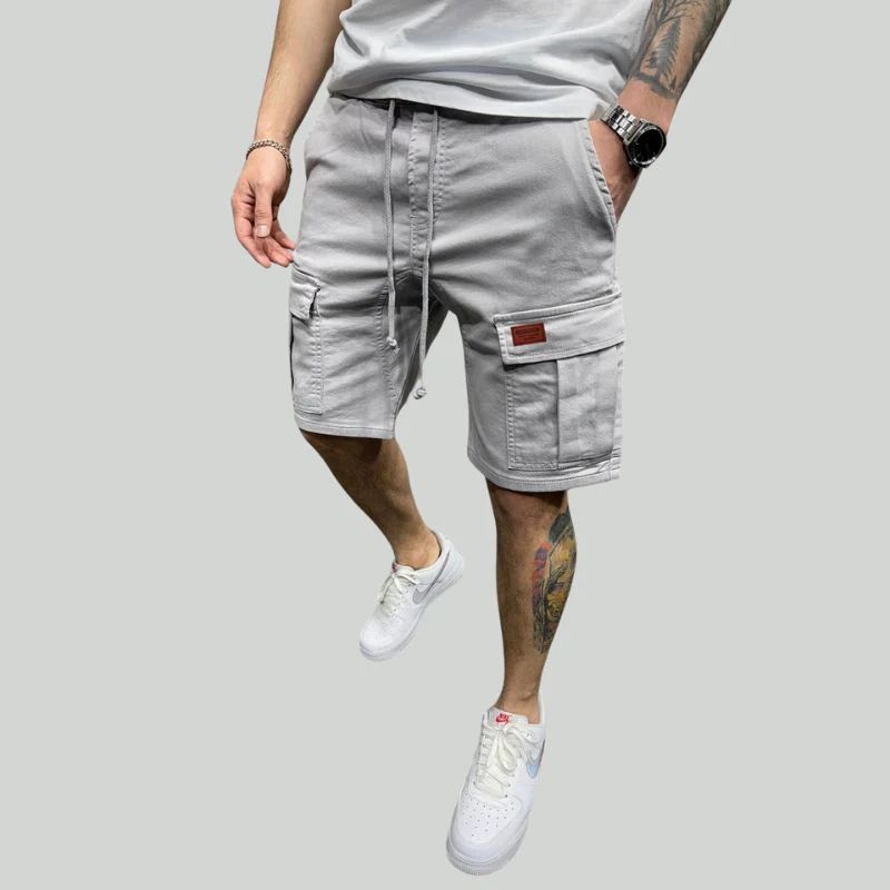 Comfortabele en praktische zomer shorts voor heren met cargozakken en een elastische tailleband.