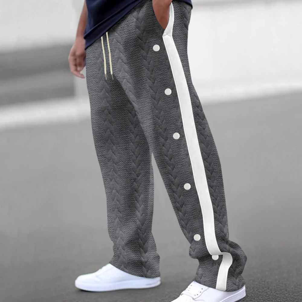 Stijlvolle zomerbroek met witte strepen en knoopdetails, ideaal voor casual en sportief gebruik.