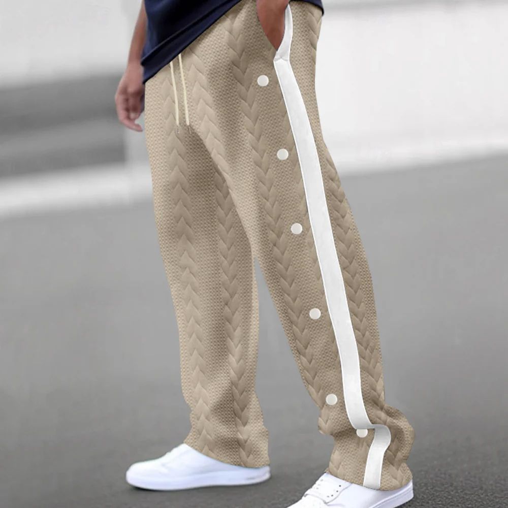 Stijlvolle zomerbroek met witte strepen en knoopdetails, ideaal voor casual en sportief gebruik.