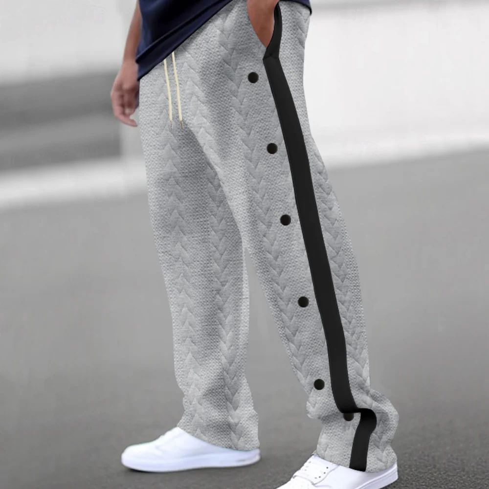 Stijlvolle zomerbroek met witte strepen en knoopdetails, ideaal voor casual en sportief gebruik.