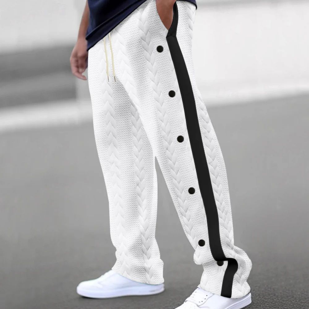 Stijlvolle zomerbroek met witte strepen en knoopdetails, ideaal voor casual en sportief gebruik.