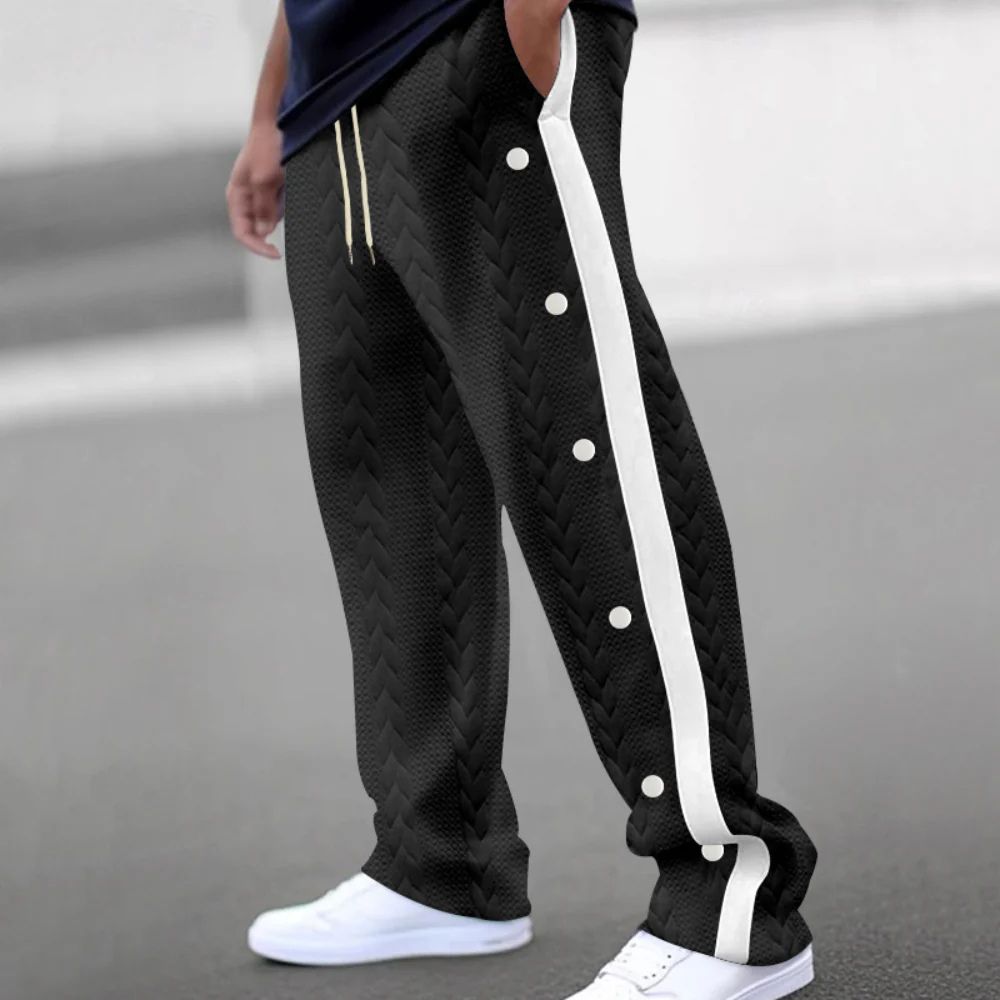 Stijlvolle zomerbroek met witte strepen en knoopdetails, ideaal voor casual en sportief gebruik.