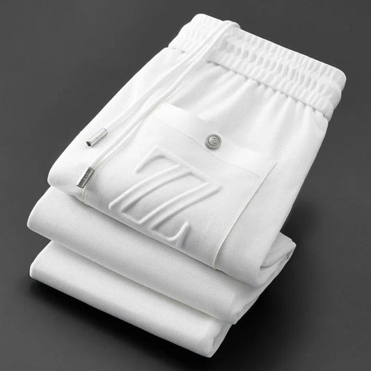 Elegante zomerjoggingbroek voor mannen in wit, met ademend materiaal en strak design, perfect voor casual en ontspannen gelegenheden.