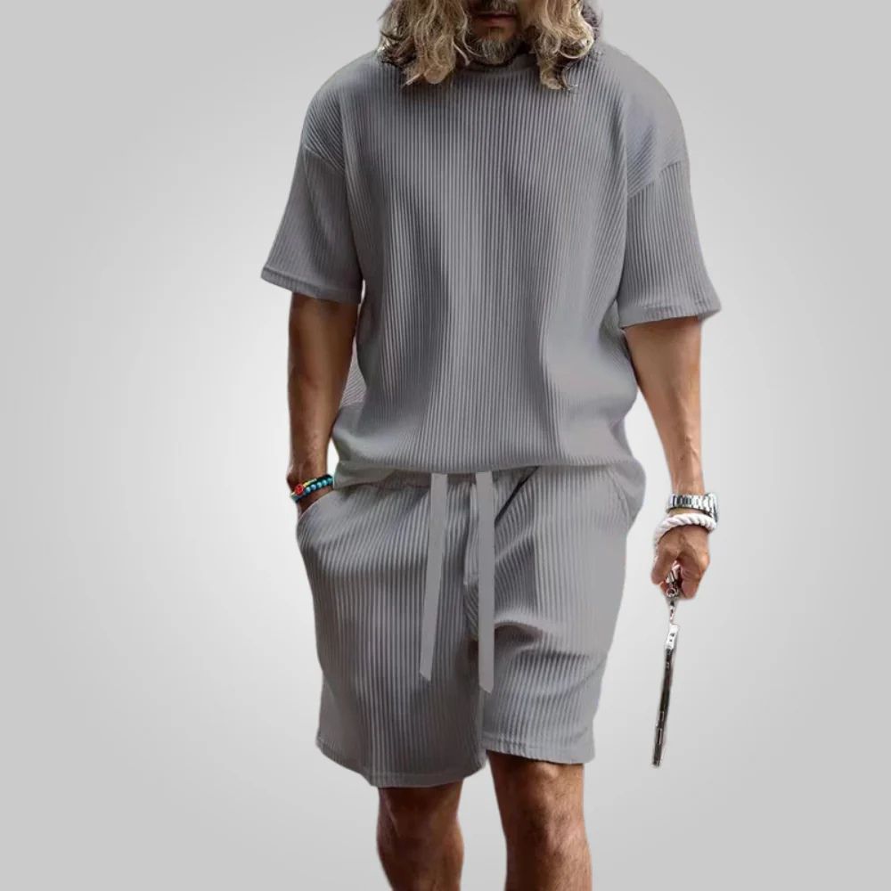 Een stijlvolle en comfortabele gebreide set voor de zomer, perfect voor casual uitjes en vakanties.