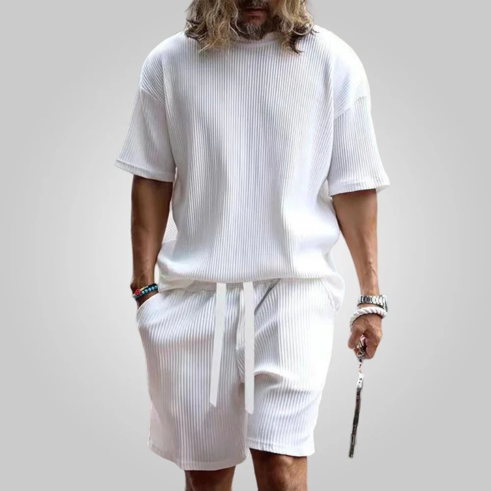 Een stijlvolle en comfortabele gebreide set voor de zomer, perfect voor casual uitjes en vakanties.
