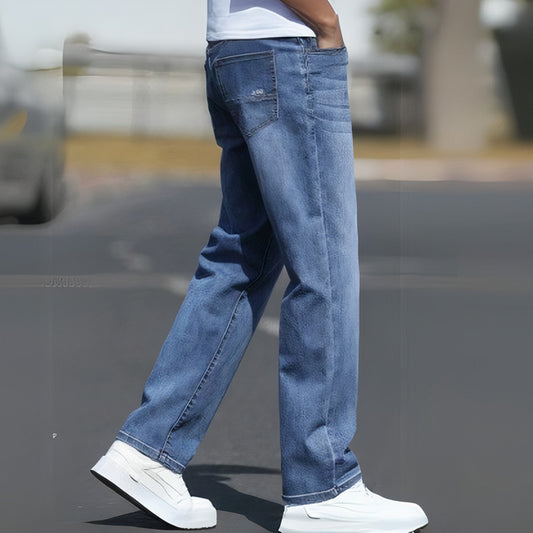 Heren getailleerde zomer denim broek met moderne pasvorm en ademend materiaal, perfect voor casual en trendy outfits.