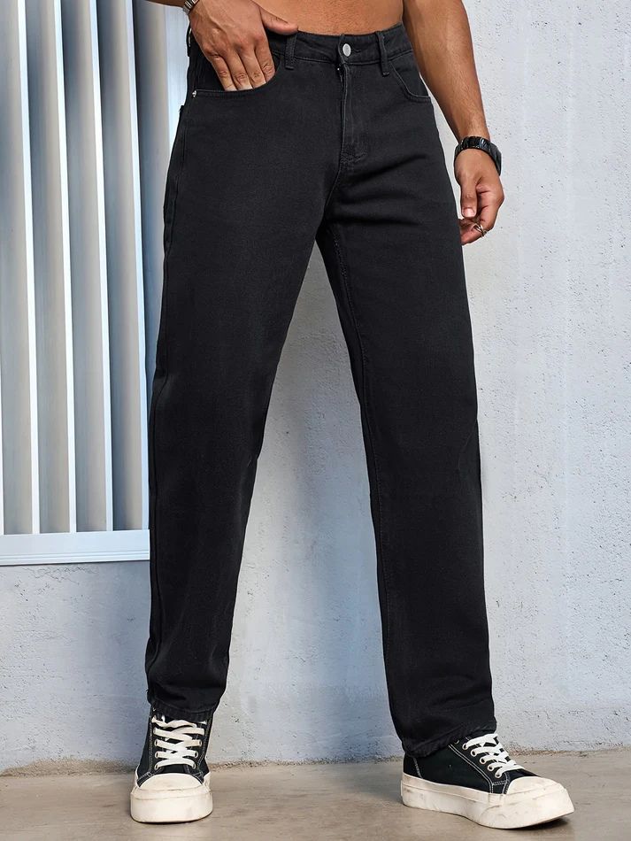 Stijlvolle denim voor een moeiteloze zomerlook

Deze heren getailleerde zomer denim broek is perfect voor mannen die stijl en comfort willen combineren. Met zijn strakke pasvorm en lichtgewicht materiaal is deze broek ideaal voor warme dagen en casual outfits. Of je nu de stad in gaat of een ontspannen dag plant, deze jeans zorgt voor een tijdloze en moderne uitstraling.

Belangrijkste Kenmerken:
Getailleerde pasvorm: Creëert een slank en gestroomlijnd silhouet zonder in te leveren op bewegingsvrijheid.
Lic