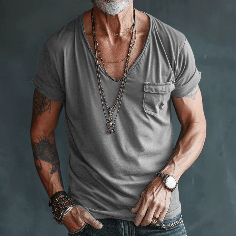 Stijlvol luchtig zomer T-shirt voor heren met diepe V-hals en borstzak, perfect voor casual looks.