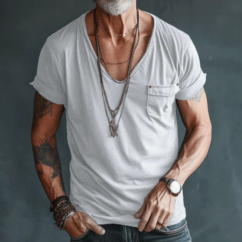 Stijlvol luchtig zomer T-shirt voor heren met diepe V-hals en borstzak, perfect voor casual looks.