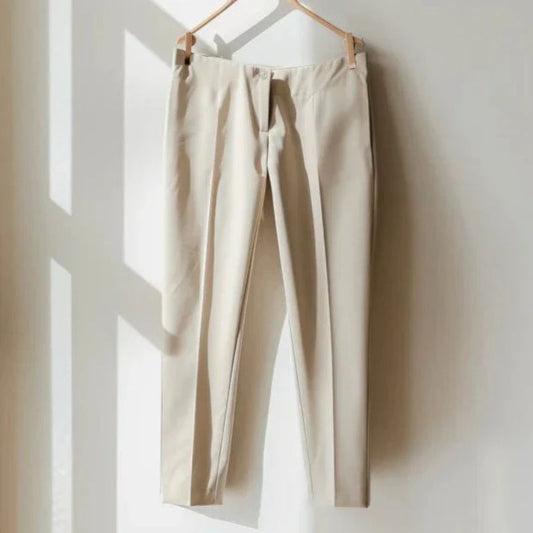 Heren modieuze getailleerde zomerbroek met een elegante pasvorm en lichte stof.