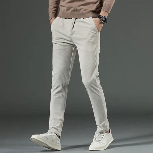 Stijlvolle heren zomerbroek van zachte katoenen corduroy, in een lichte tint met slim-fit pasvorm.