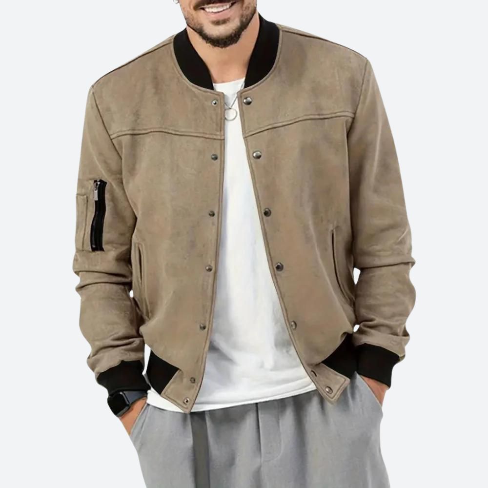 Klassiek bomberjack voor mannen met handige mouwzak, geribde manchetten en drukknoopsluiting, ideaal voor casual stijl en herfstdagen.