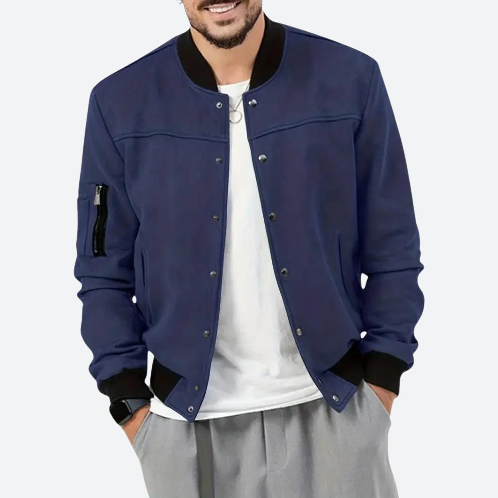 Klassiek bomberjack voor mannen met handige mouwzak, geribde manchetten en drukknoopsluiting, ideaal voor casual stijl en herfstdagen.