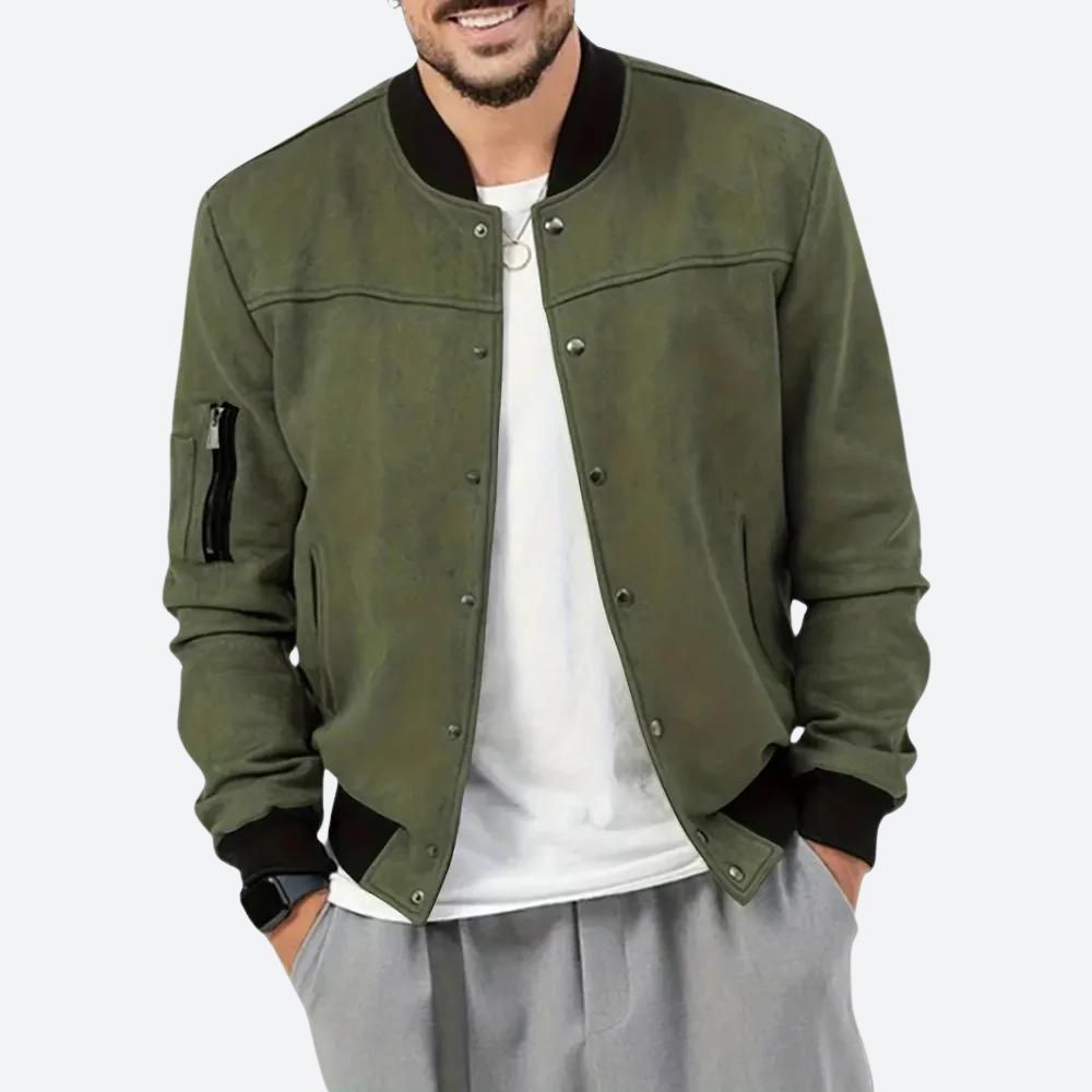 Klassiek bomberjack voor mannen met handige mouwzak, geribde manchetten en drukknoopsluiting, ideaal voor casual stijl en herfstdagen.