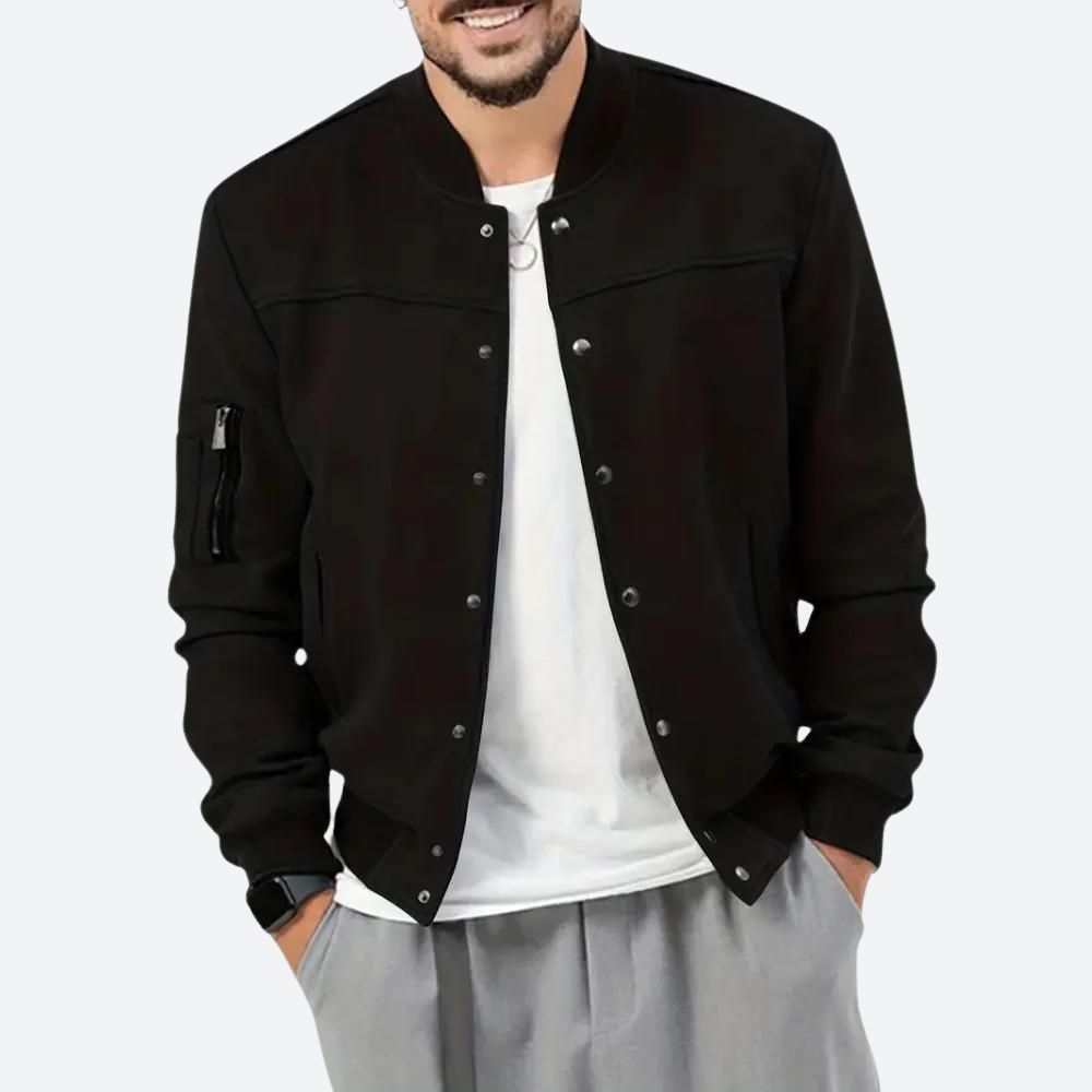 Klassiek bomberjack voor mannen met handige mouwzak, geribde manchetten en drukknoopsluiting, ideaal voor casual stijl en herfstdagen.