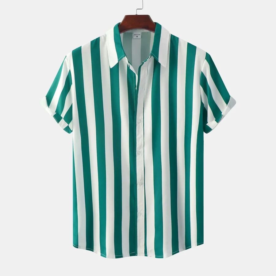 Luchtig gestreept zomershirt voor heren met korte mouwen en knoopsluiting.







