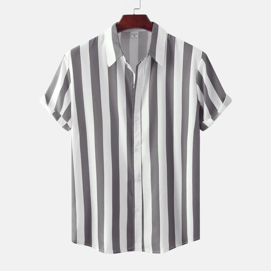 Luchtig gestreept zomershirt voor heren met korte mouwen en knoopsluiting.








