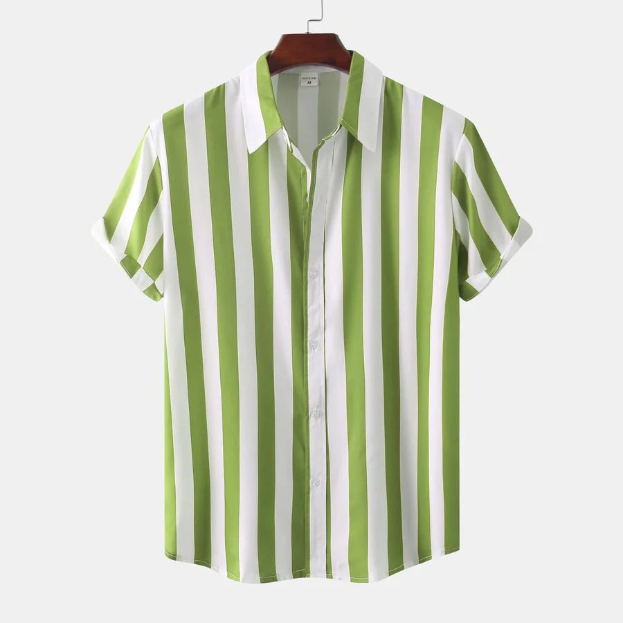 Luchtig gestreept zomershirt voor heren met korte mouwen en knoopsluiting.







