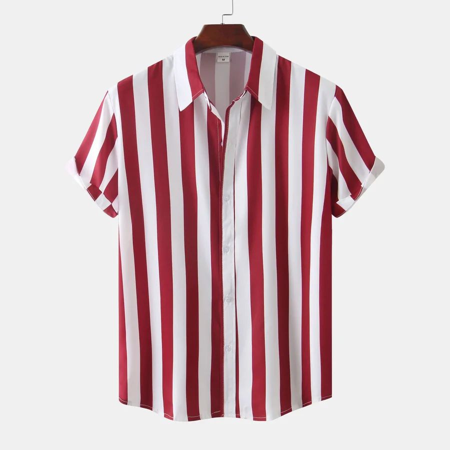 Luchtig gestreept zomershirt voor heren met korte mouwen en knoopsluiting.







