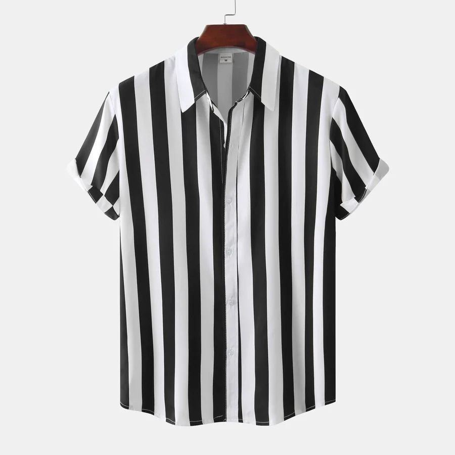 Luchtig gestreept zomershirt voor heren met korte mouwen en knoopsluiting.







