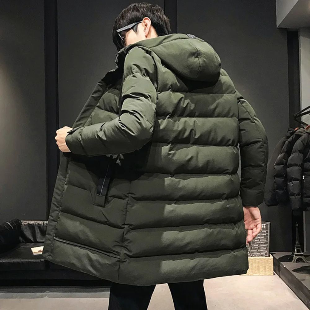 Luxe warme winterjas voor heren, olijfgroen met gewatteerde structuur en verstelbare capuchon, perfect voor koude winterdagen.