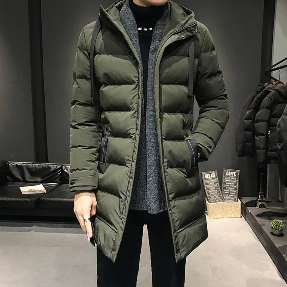 Luxe warme winterjas voor heren, olijfgroen met gewatteerde structuur en verstelbare capuchon, perfect voor koude winterdagen.