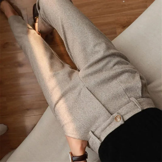 Stijlvolle moderne katoenen broek voor heren met een elegante pasvorm en verfijnde details.