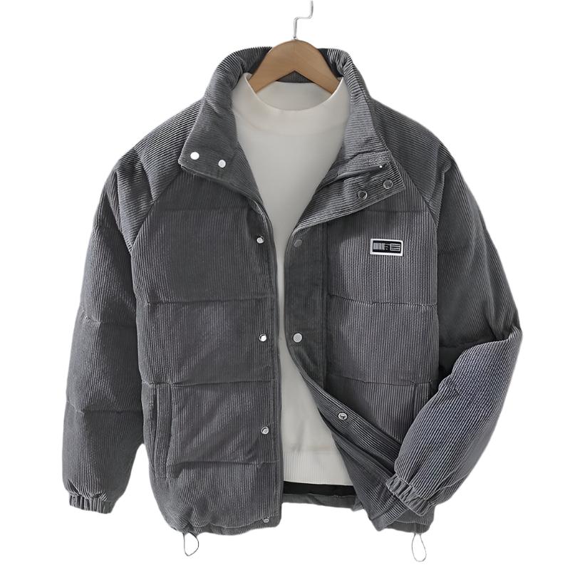 Moderne winterjas voor mannen in beige corduroy met gewatteerde voering en een tijdloos ontwerp.