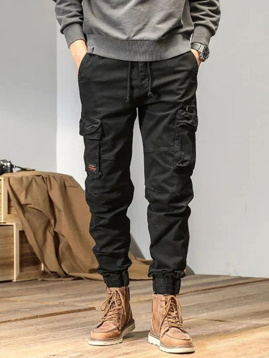 Stoere en ademende outdoor cargobroek voor heren met meerdere zakken, ideaal voor zomerse avonturen.