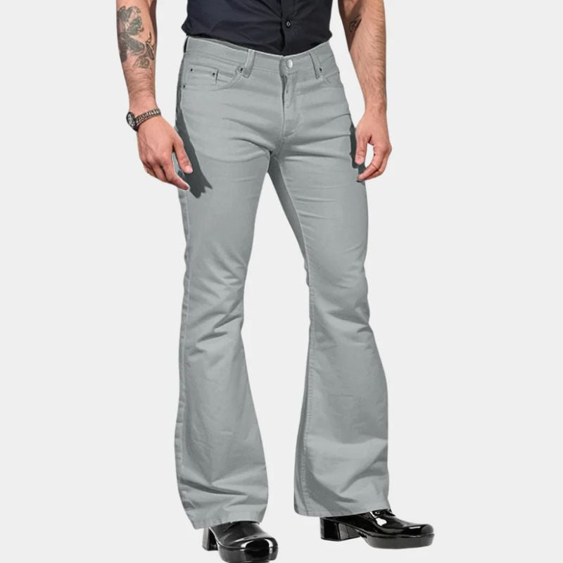 Retro chique uitlopende zomerbroek voor heren in opvallende kleur en vintage design.