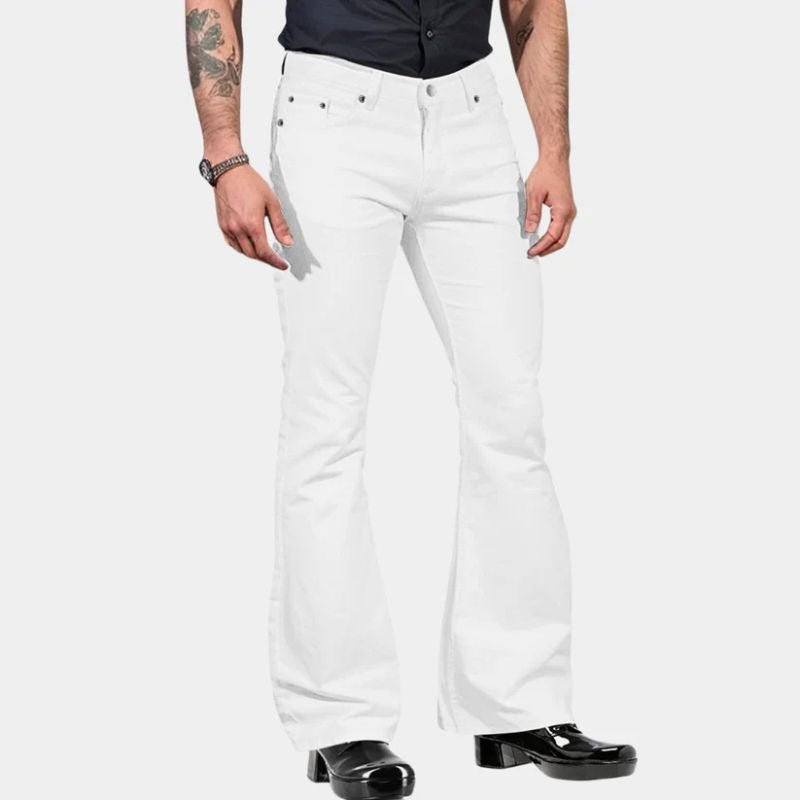Retro chique uitlopende zomerbroek voor heren in opvallende kleur en vintage design.