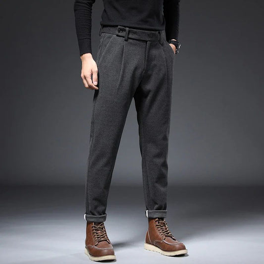 Stijlvolle getailleerde herenbroek met plooien en opgerolde pijpen voor een tijdloze look.







